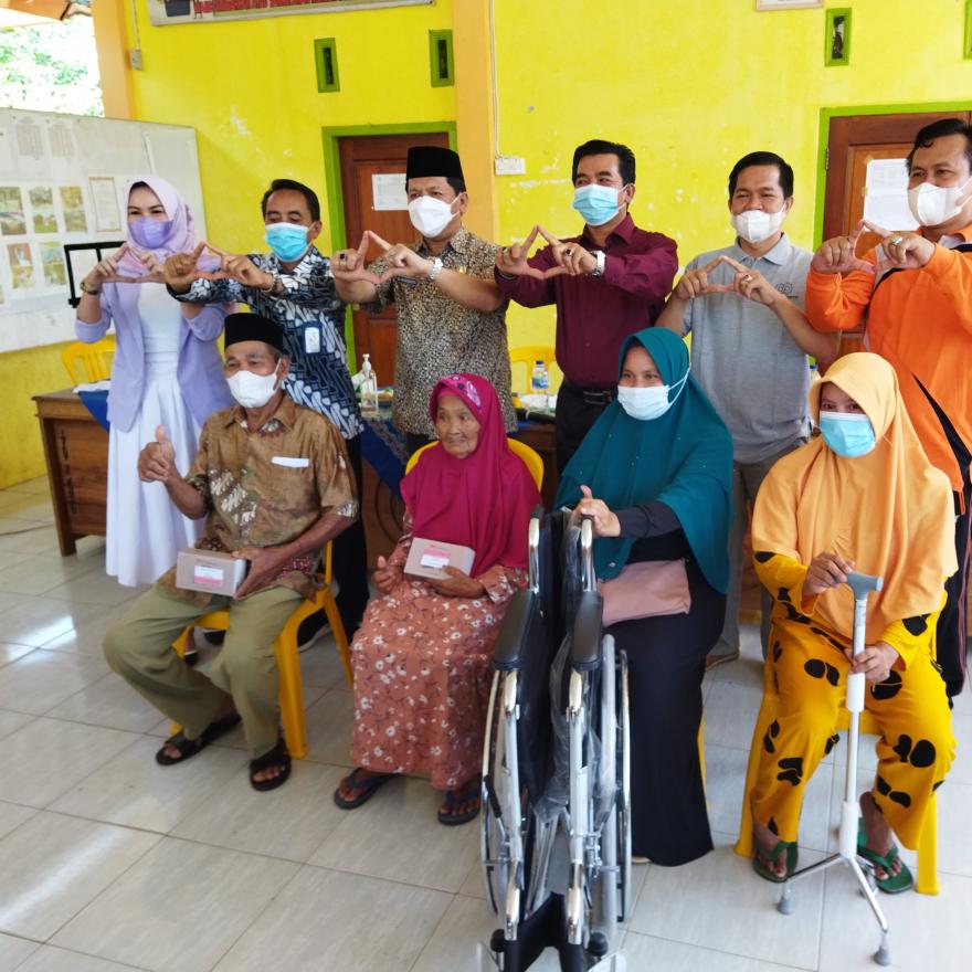 PENYALURAN BANTUAN ALAT BANTU KESEHATAN