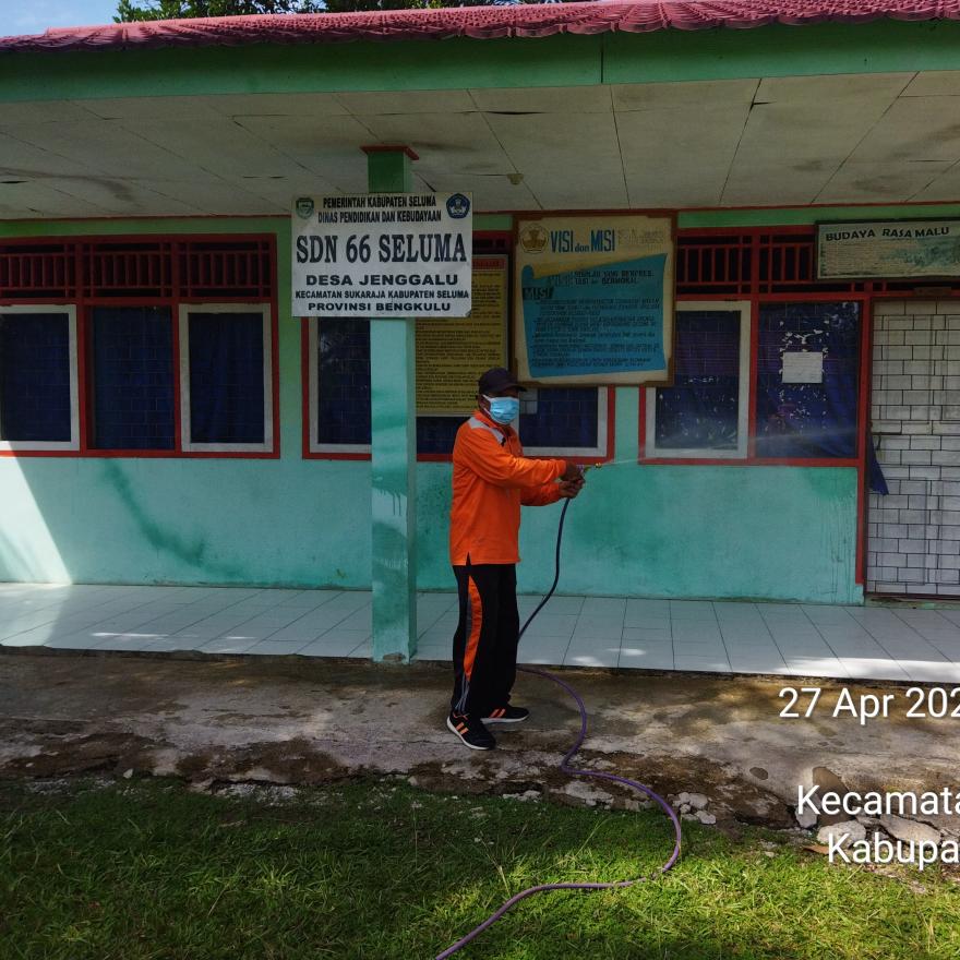 KEGIATAN PENYEMPROTAN DESINFEKTAN