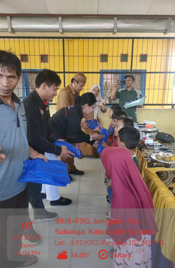 PENYERAHAN BANTUAN BUKU TULIS BAGI ANAK YANG BARU MASUK SD MELALUI HASIL PEMANFAATAN DAN MENGELOLA HASIL BUMI DI LAHAN  Ex HGU SAHABUDIN